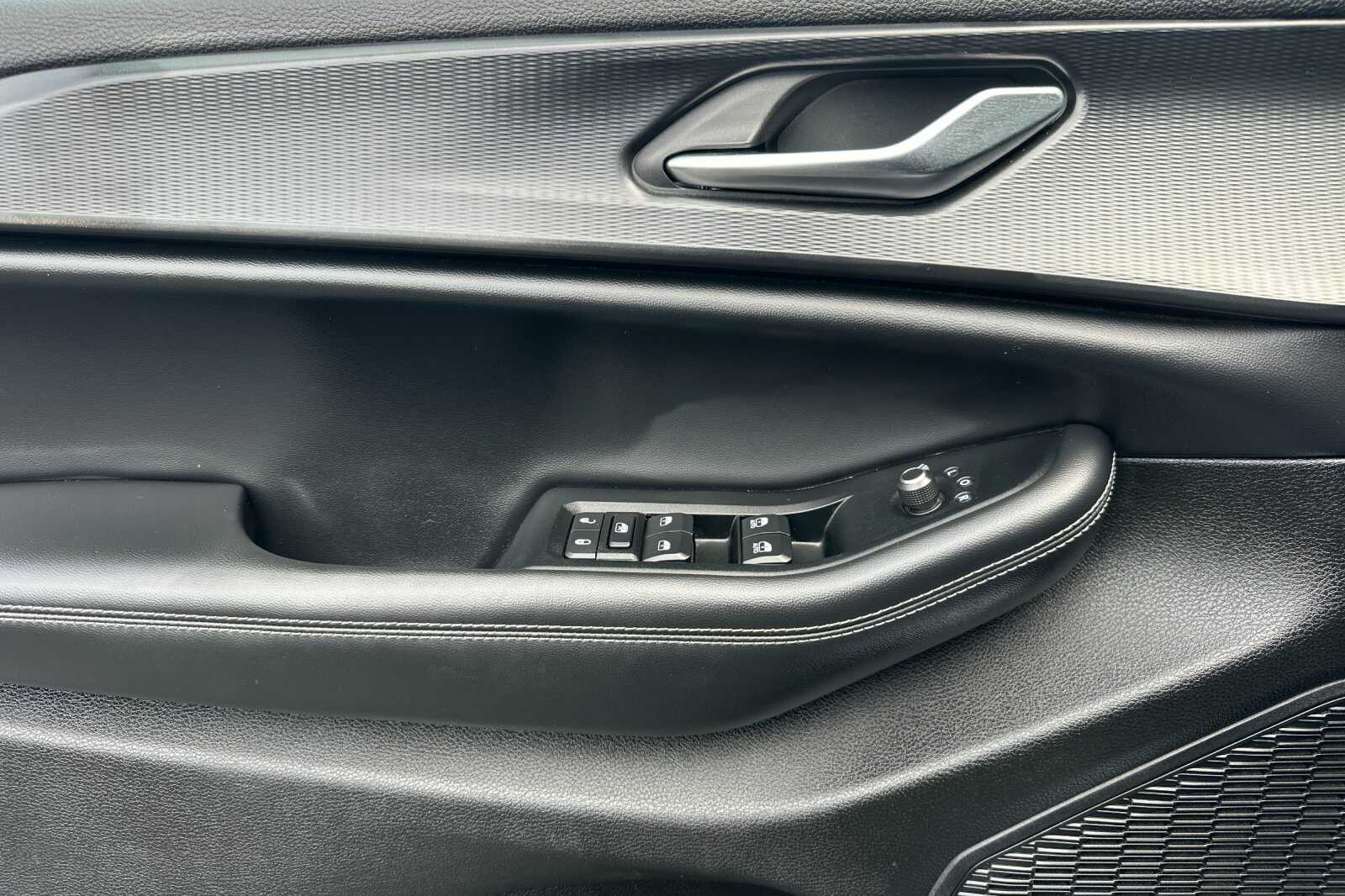 Vehicle image 16 of 28