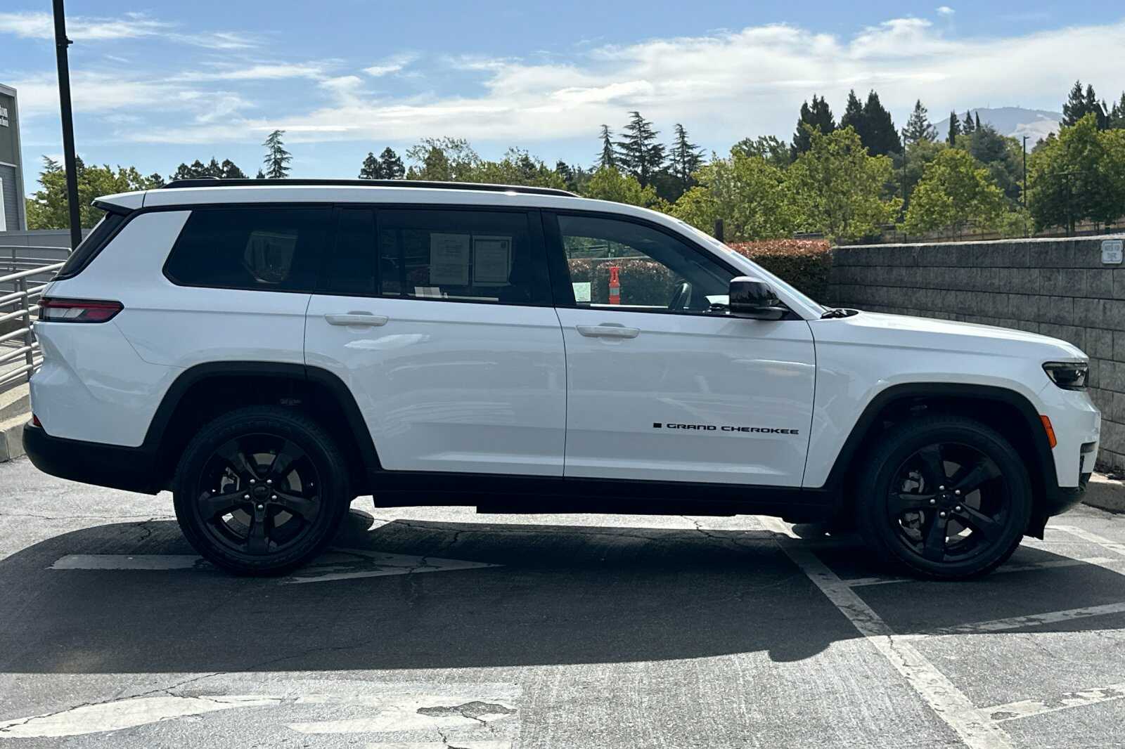 Vehicle image 4 of 28