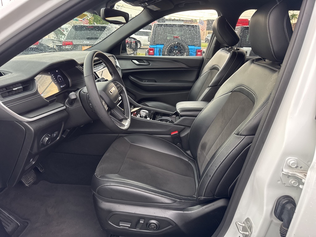 Vehicle image 10 of 30