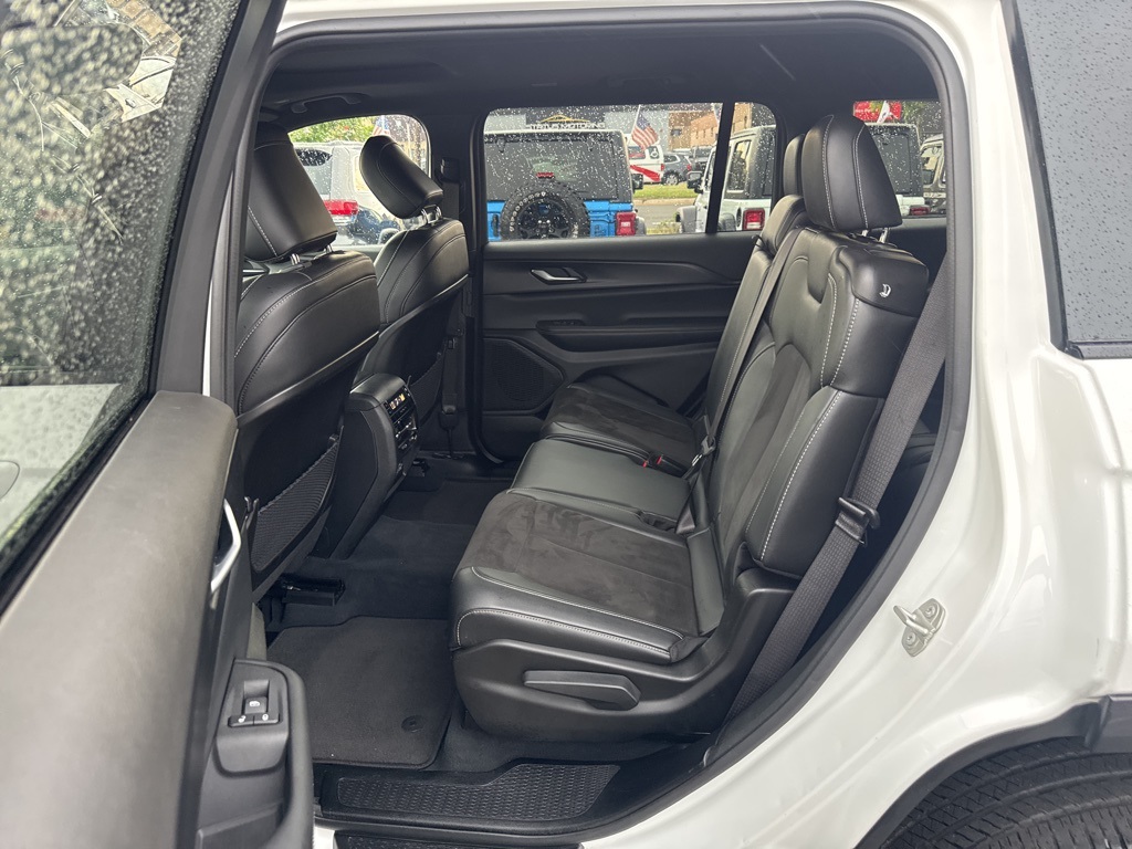 Vehicle image 24 of 30