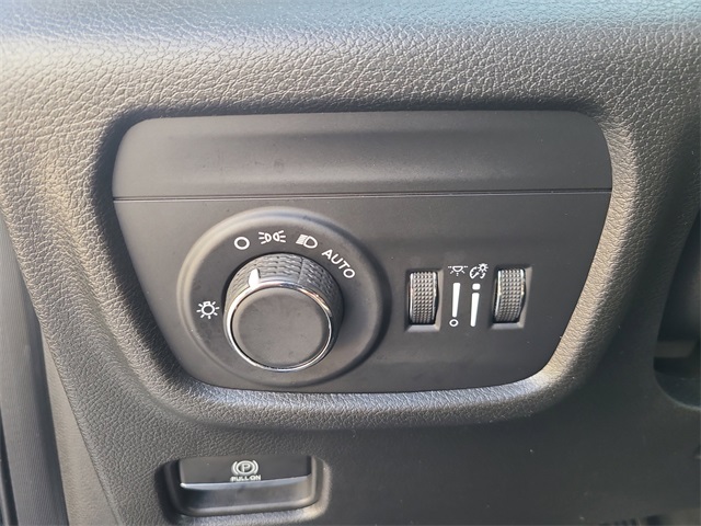 Vehicle image 33 of 35