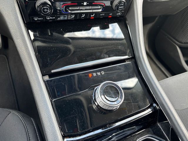Vehicle image 15 of 18
