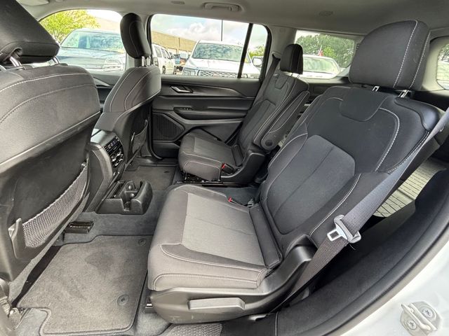Vehicle image 17 of 18