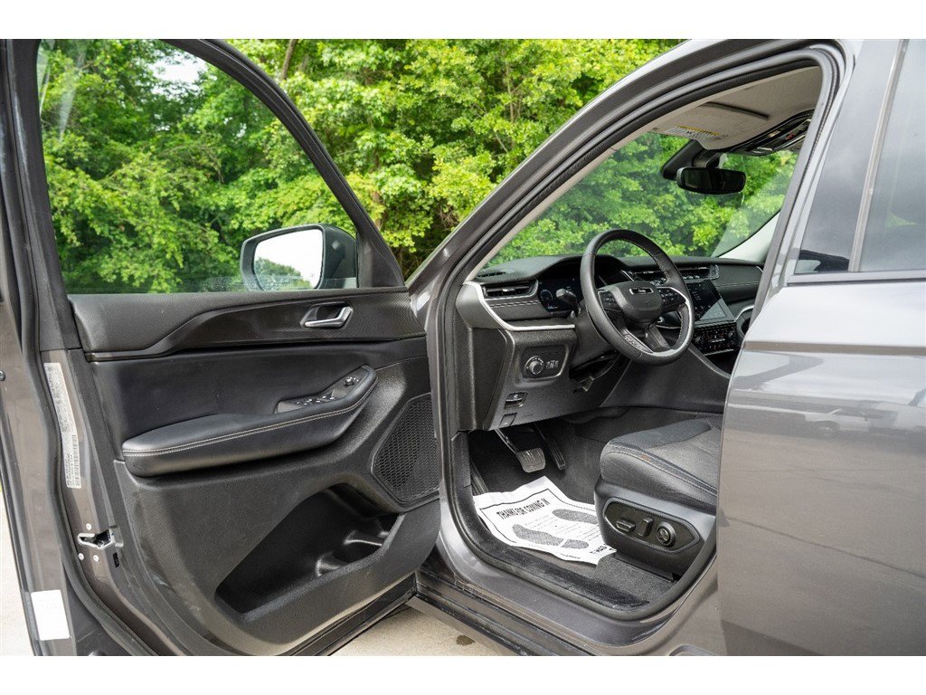 Vehicle image 25 of 43