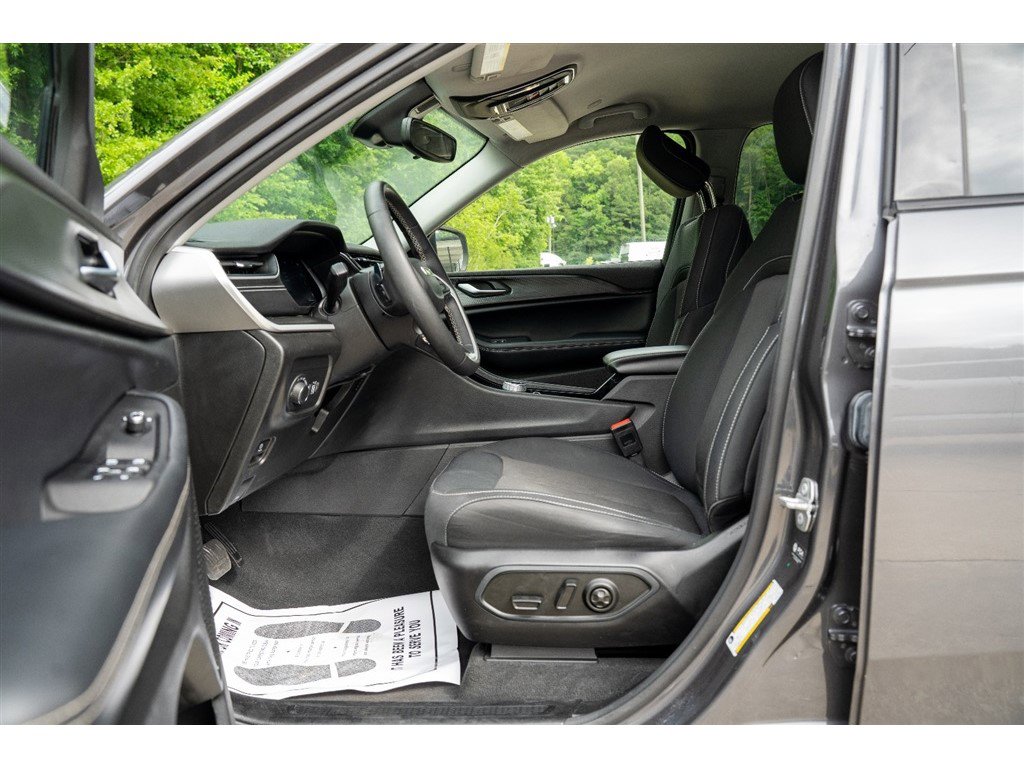 Vehicle image 27 of 43