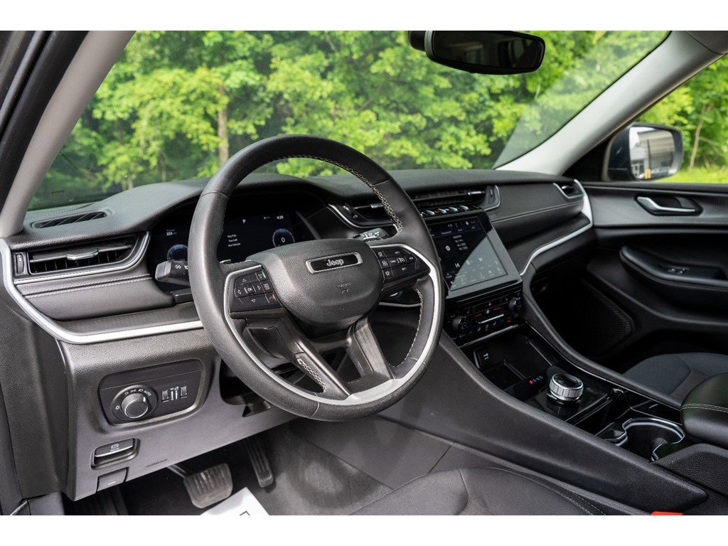 Vehicle image 32 of 43