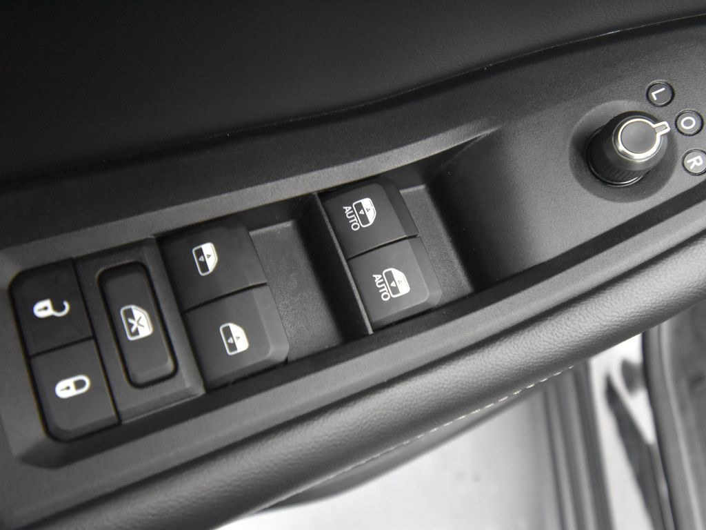 Vehicle image 61 of 66