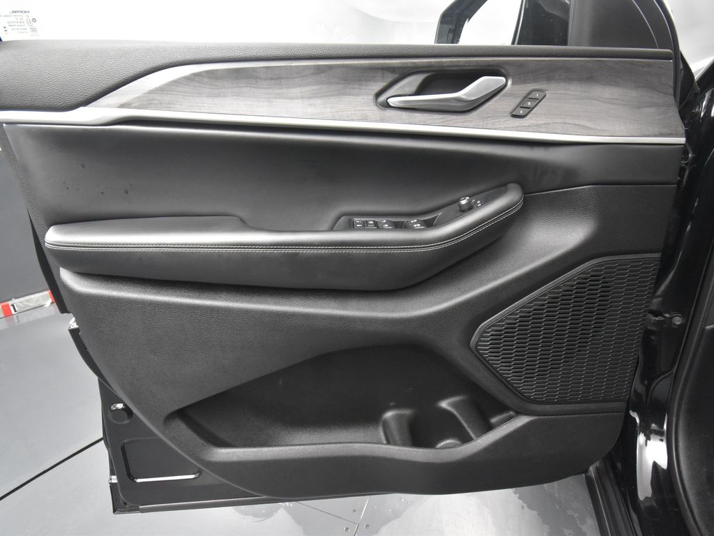 Vehicle image 44 of 66