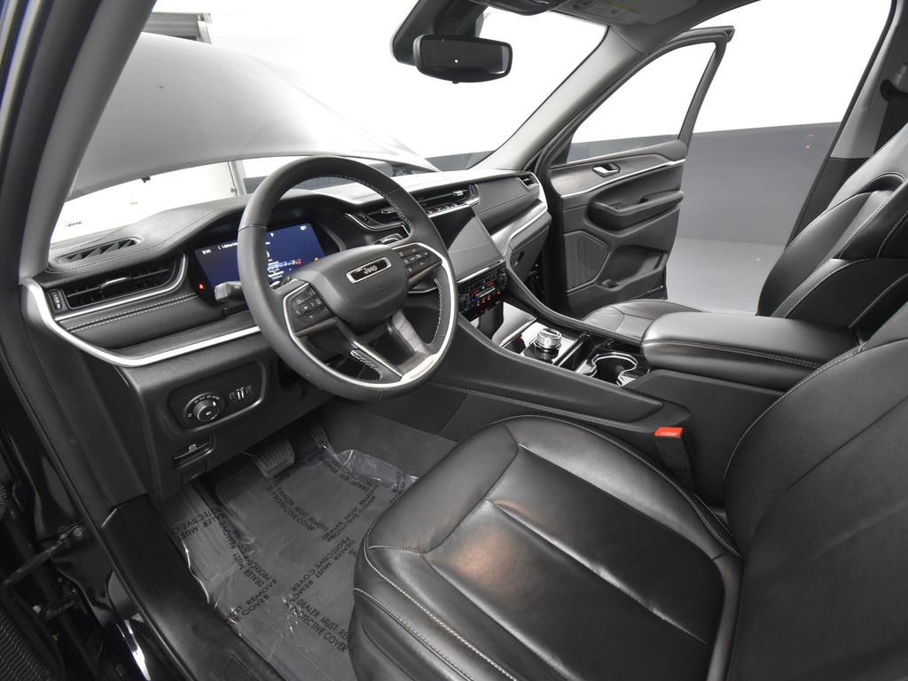 Vehicle image 34 of 66