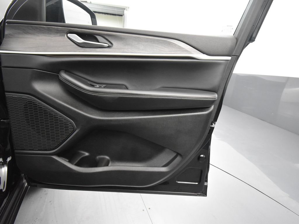 Vehicle image 47 of 66