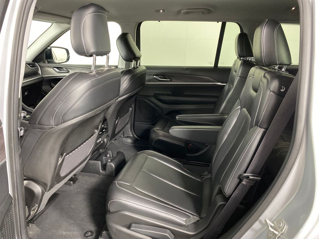Vehicle image 32 of 45