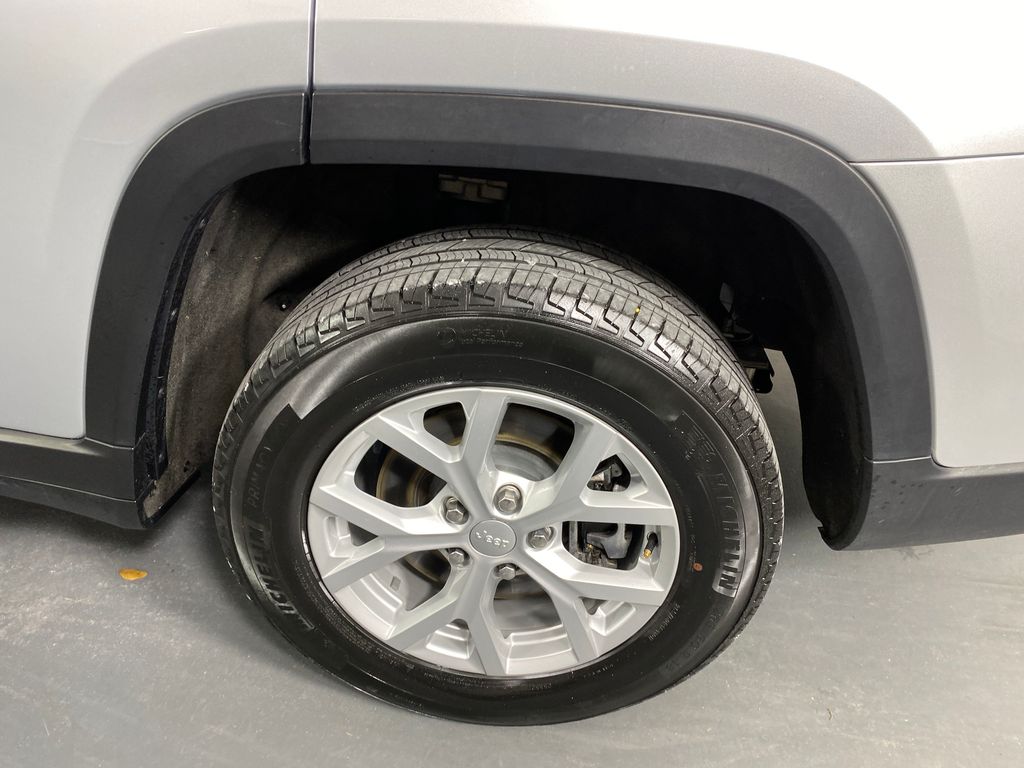 Vehicle image 37 of 45