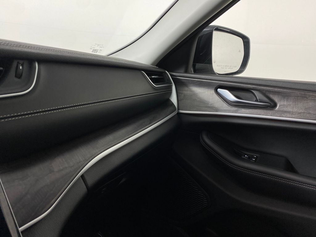 Vehicle image 26 of 45