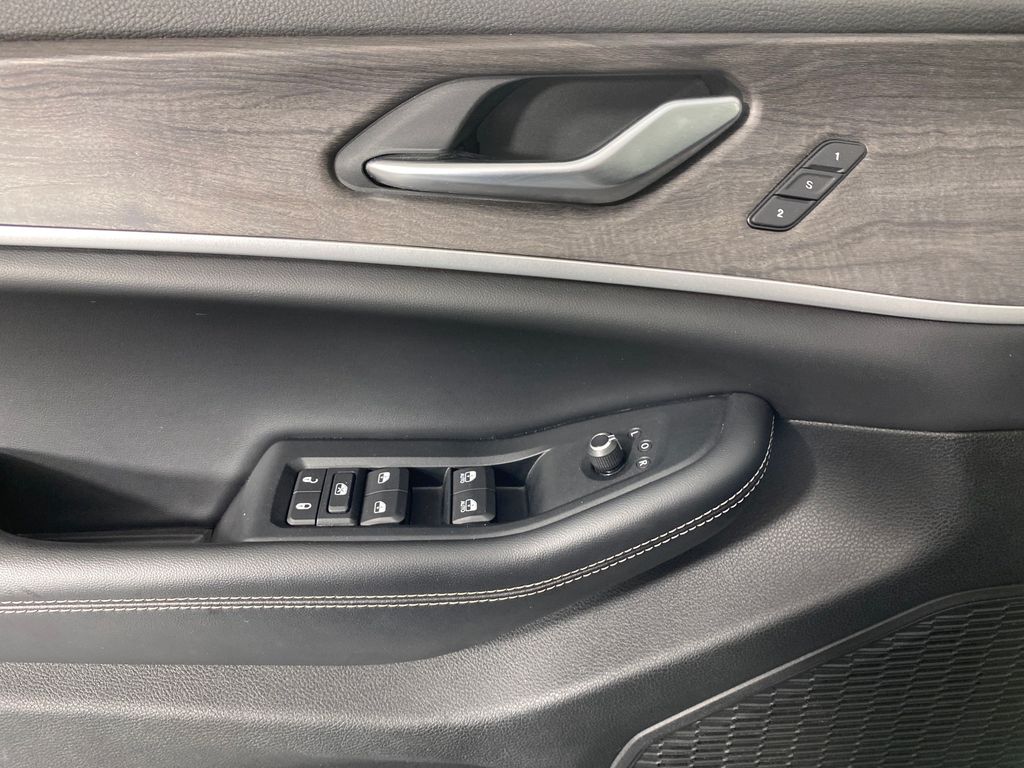 Vehicle image 11 of 45