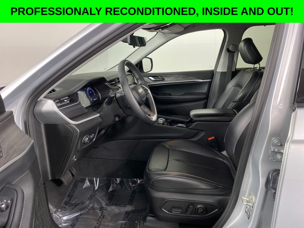 Vehicle image 7 of 45