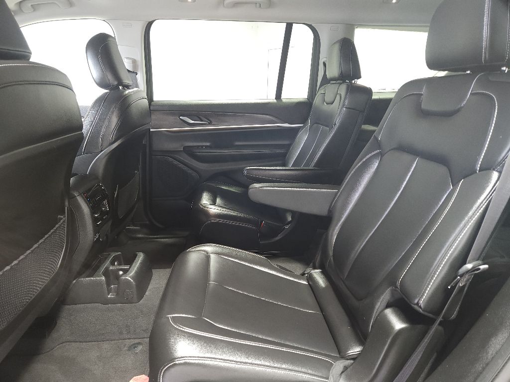 2023 Jeep Grand Cherokee L Limited Image 12 of 25