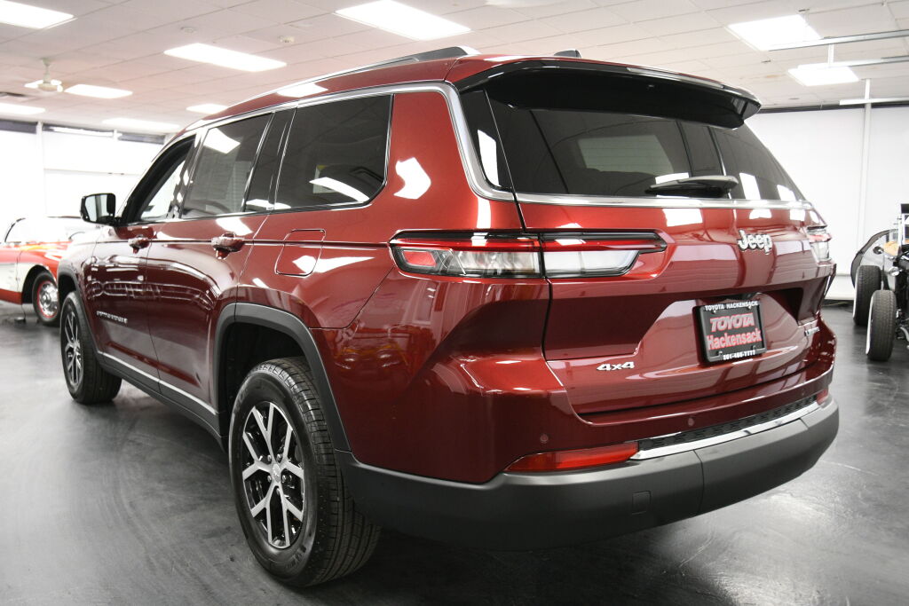 Vehicle image 7 of 32