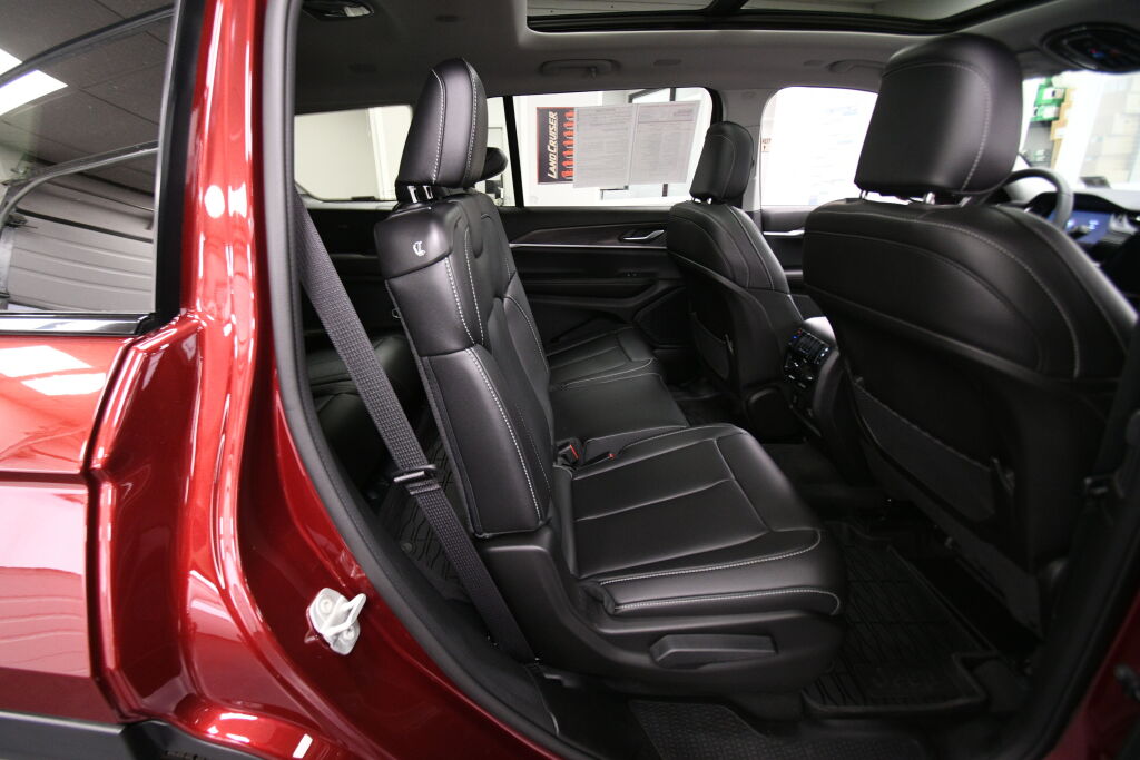Vehicle image 14 of 32