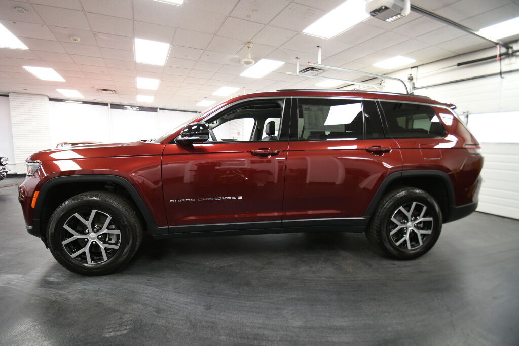 Vehicle image 8 of 32