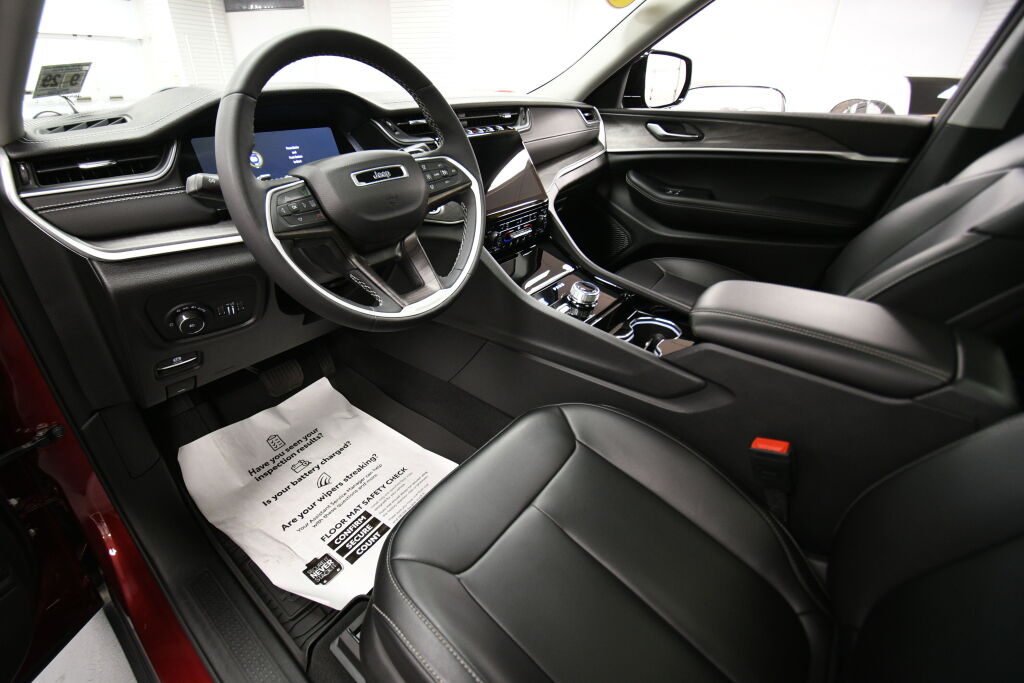 Vehicle image 16 of 32