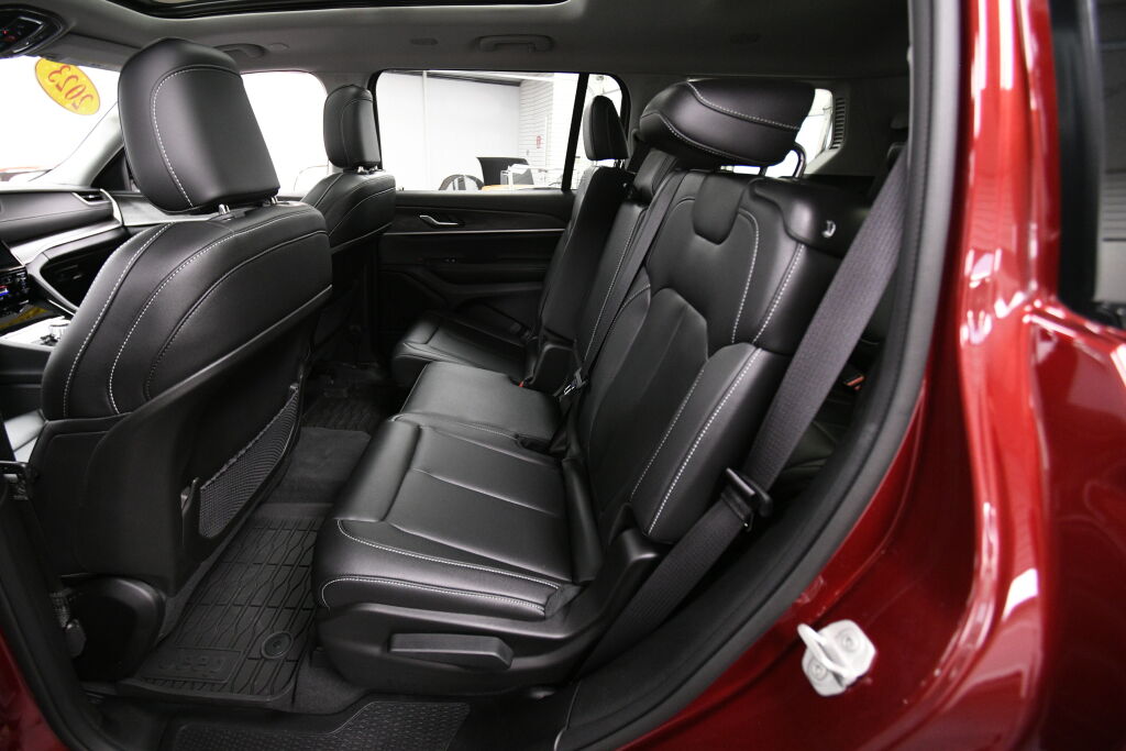 Vehicle image 15 of 32