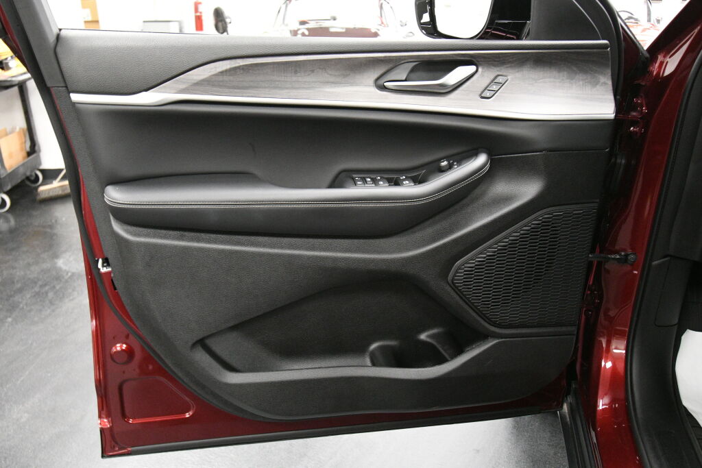 Vehicle image 26 of 32