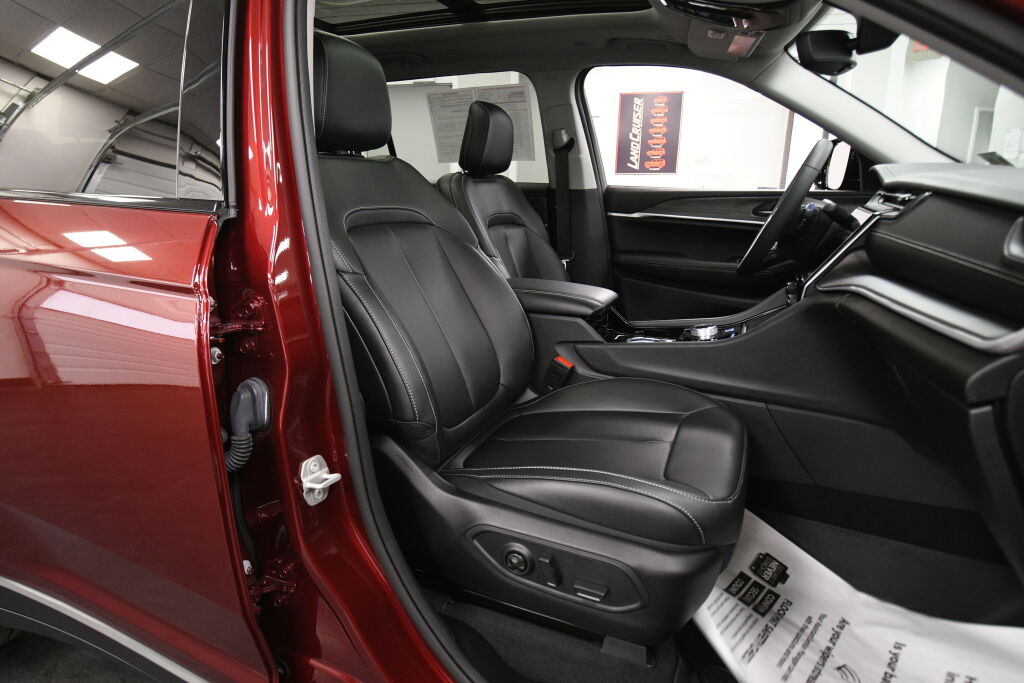 Vehicle image 13 of 32