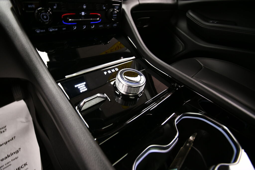 Vehicle image 25 of 32