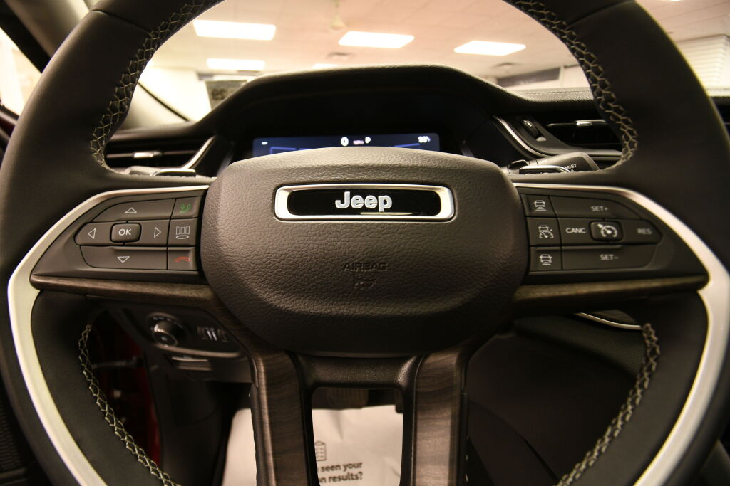 Vehicle image 17 of 32