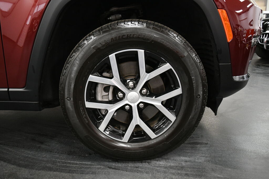 Vehicle image 9 of 32