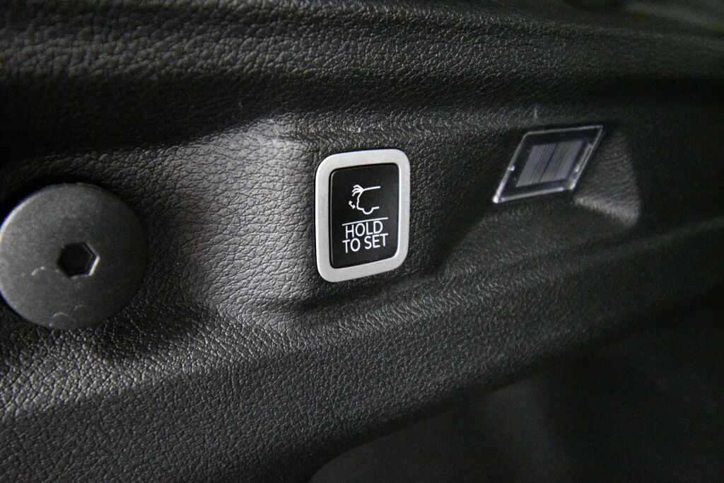 Vehicle image 28 of 32