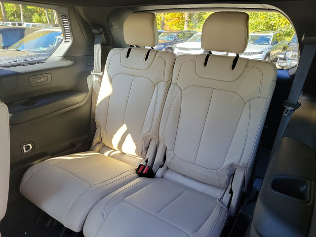 Vehicle image 7 of 21