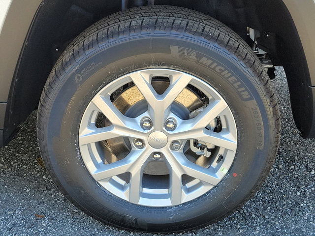 Vehicle image 5 of 21