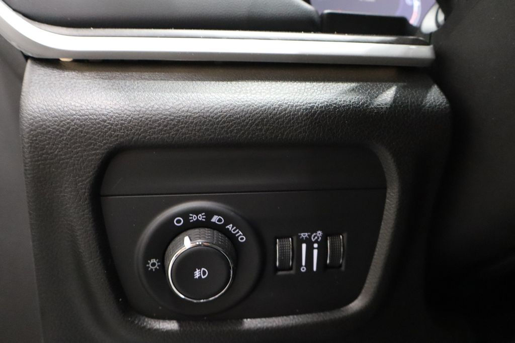 Vehicle image 17 of 46