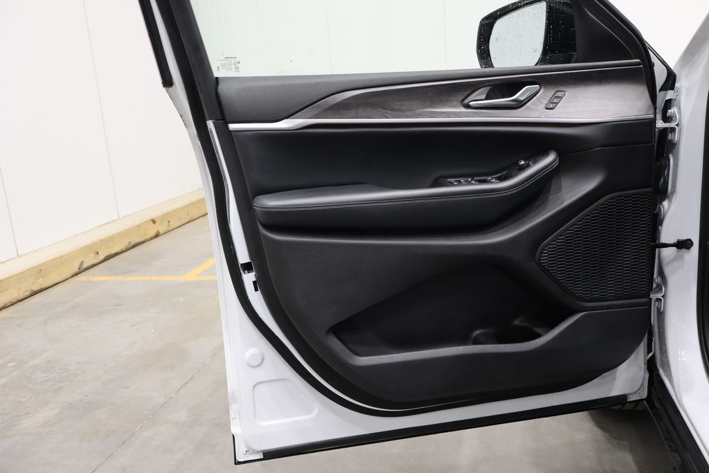 Vehicle image 14 of 46