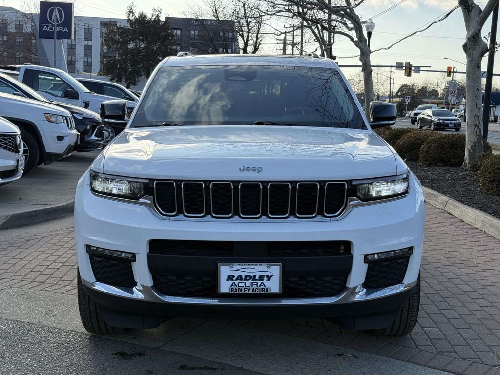 2023 Jeep Grand Cherokee L Limited Image 2 of 32