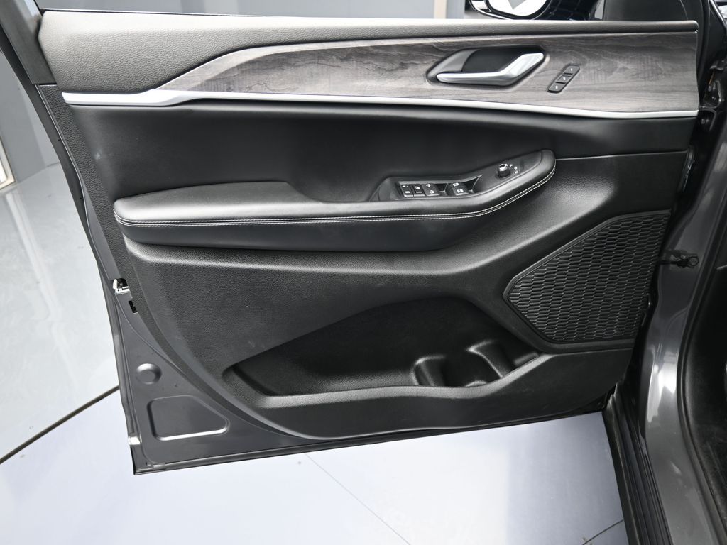Vehicle image 60 of 78