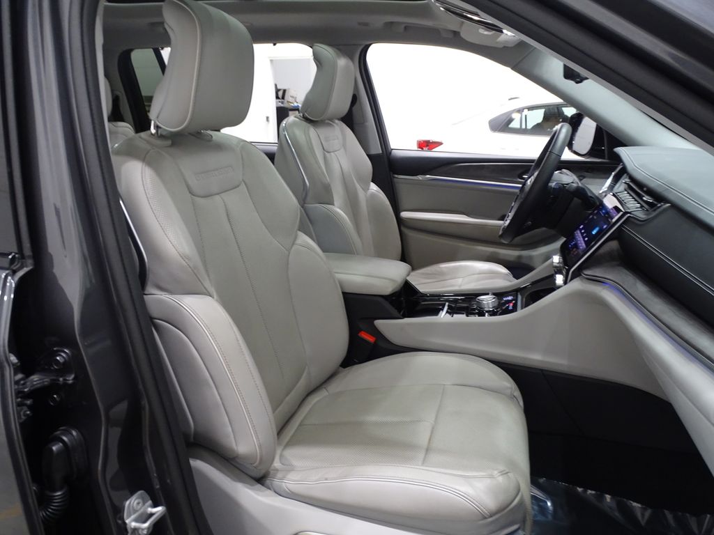 Vehicle image 10 of 59