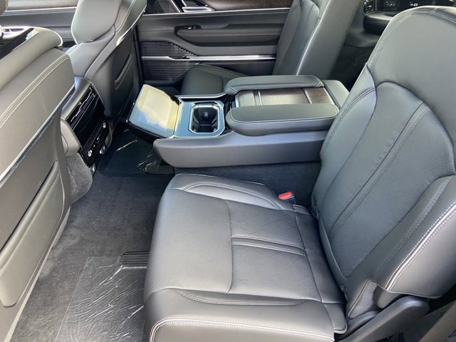 Vehicle image 14 of 19