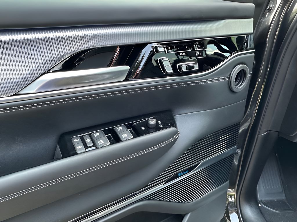 Vehicle image 16 of 21