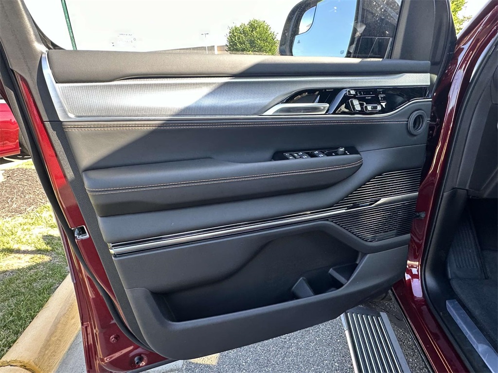 Vehicle image 22 of 30