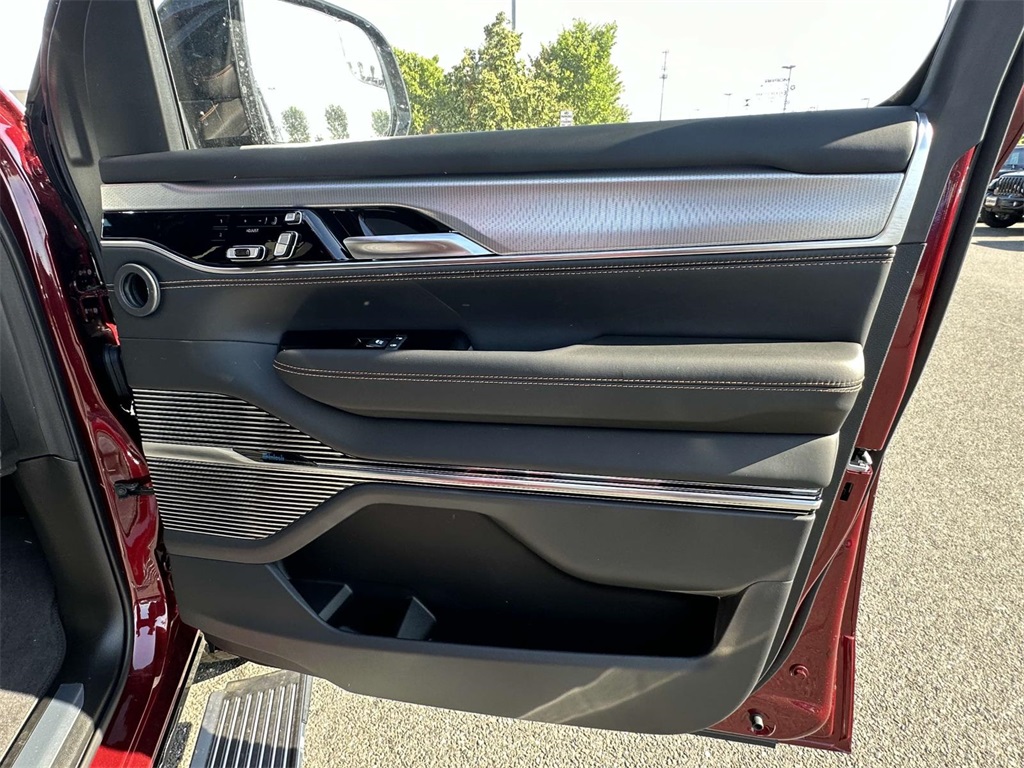 Vehicle image 23 of 30