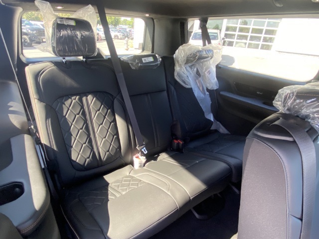Vehicle image 32 of 37