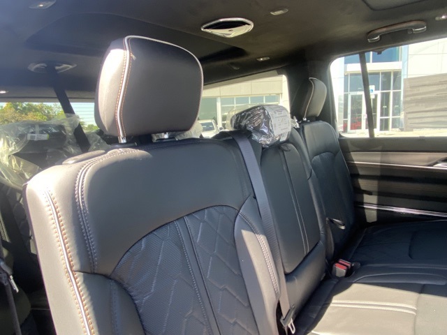 Vehicle image 31 of 37