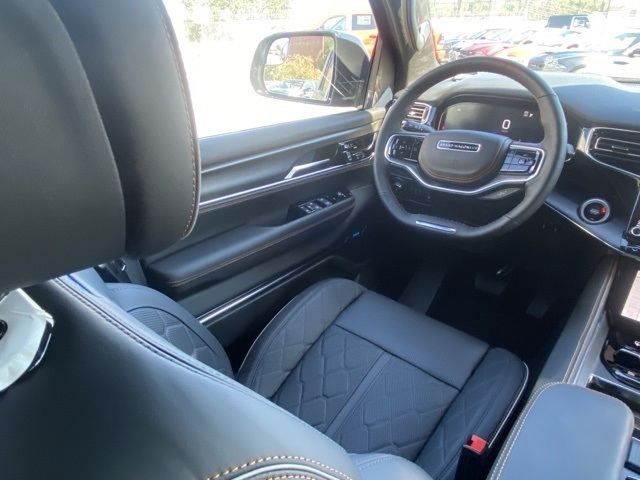 Vehicle image 33 of 37