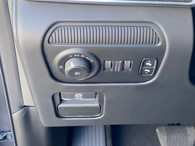 Vehicle image 25 of 37