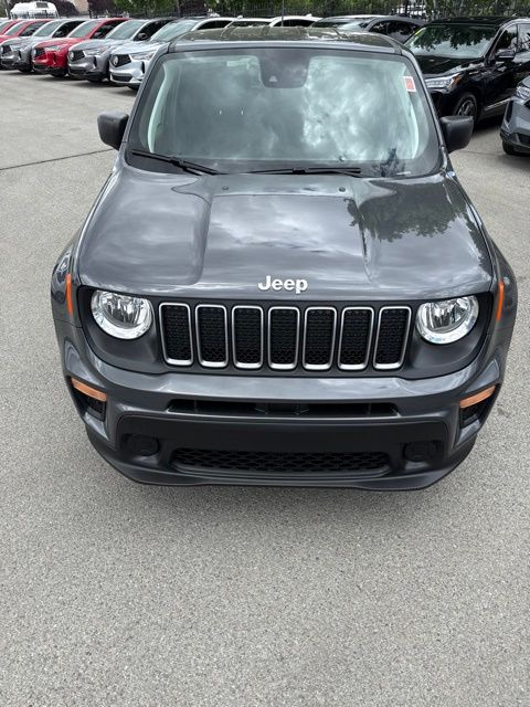 2023 Jeep Renegade Latitude Image 2 of 41
