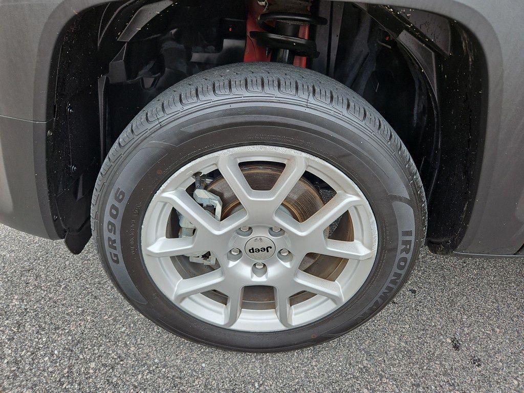 Vehicle image 32 of 41