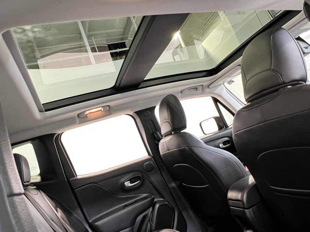 Vehicle image 14 of 42