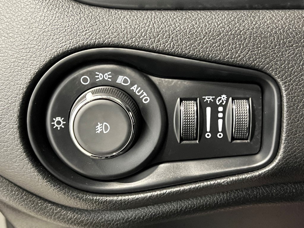 Vehicle image 37 of 42